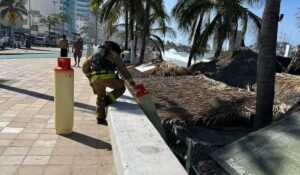 ¡El agua entró y el tanque de gas terminó flotando! Efectos de Polo provocan fuga en palapa de mariscos de Mazatlán, Sinaloa