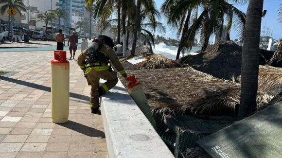¡El agua entró y el tanque de gas terminó flotando! Efectos de Polo provocan fuga en palapa de mariscos de Mazatlán, Sinaloa