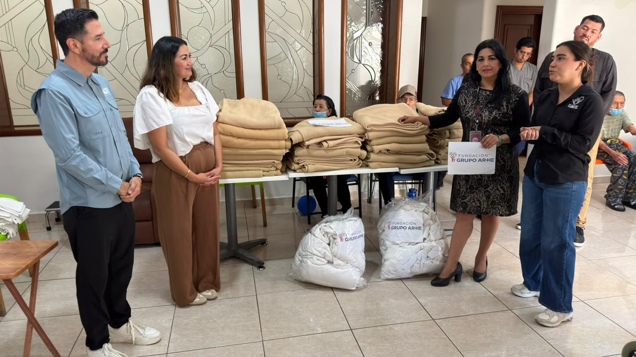 Fundación ARHE entrega donativos en beneficio de estudiantes y adultos mayores