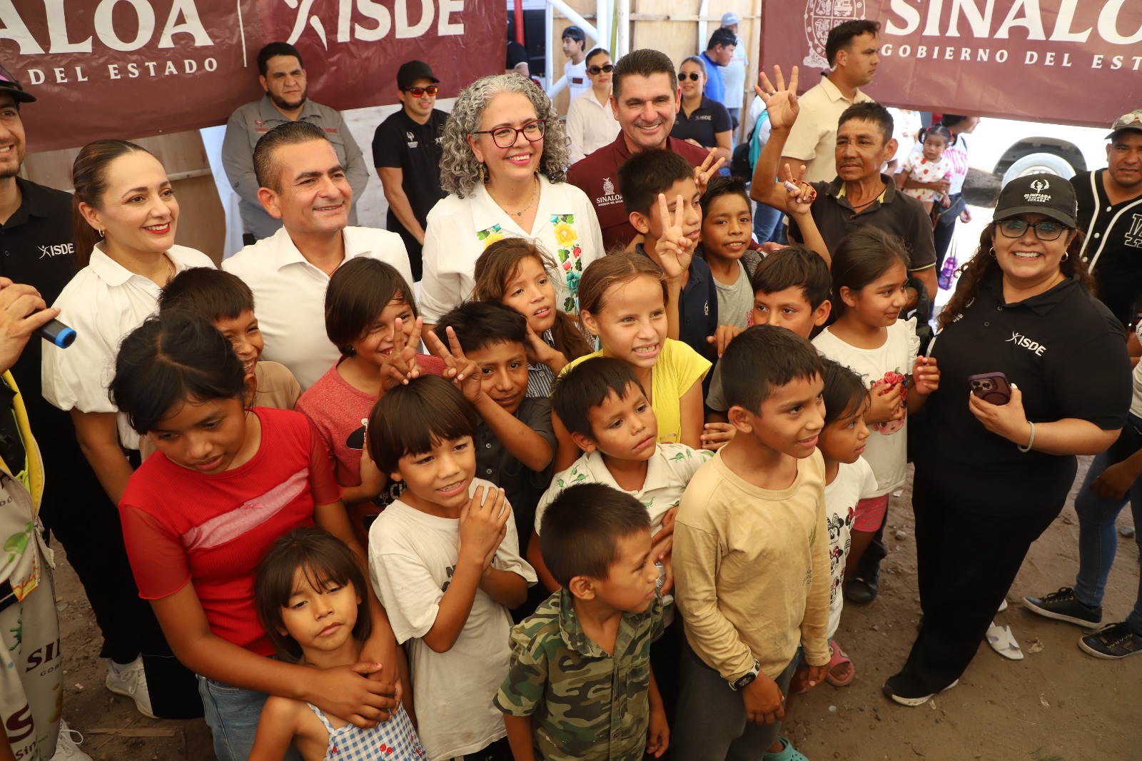 Gobernadora con deportistas de Villa Juárez, Navolato