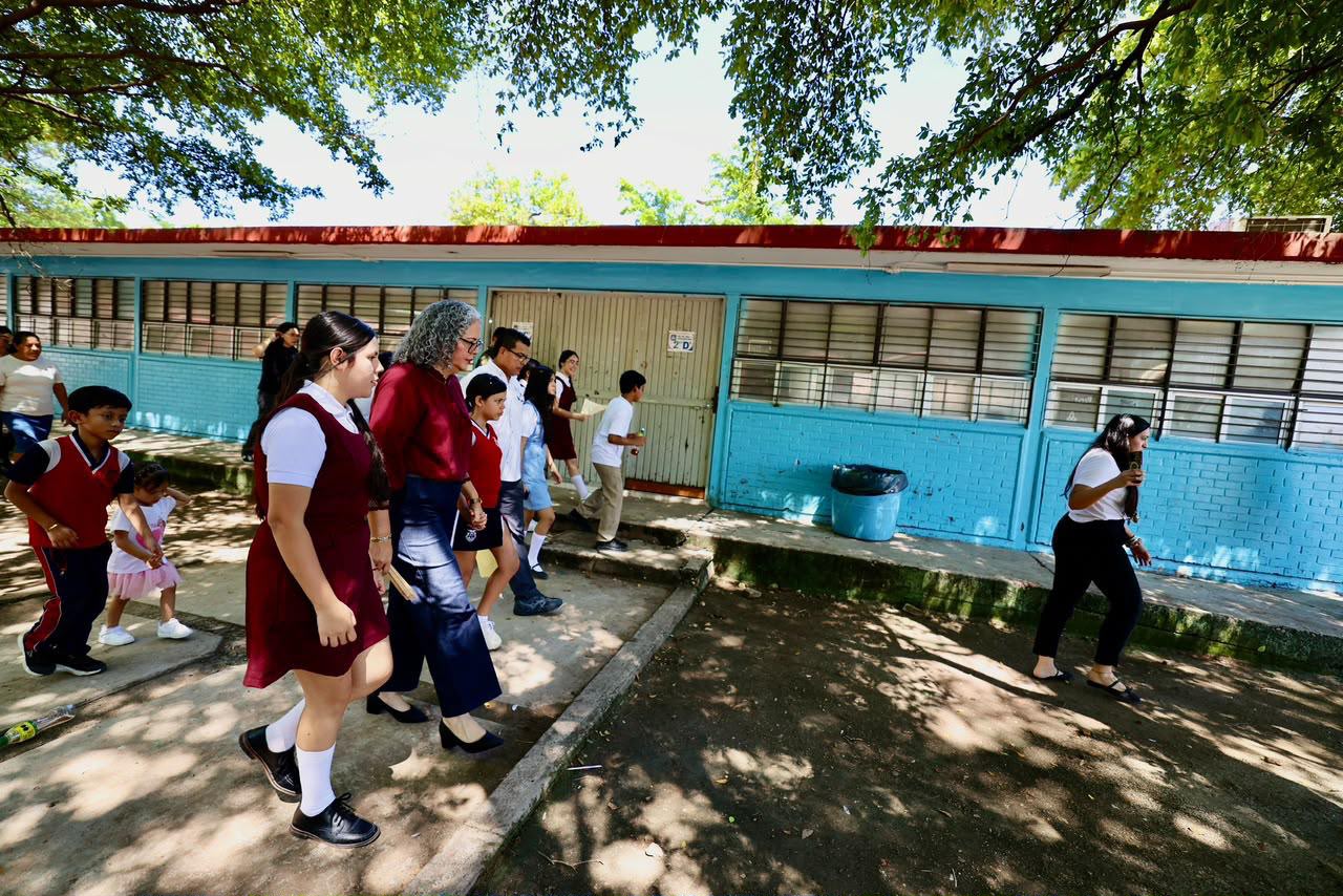 Graciela Domínguez visita secundaria Severiano Medina Moreno en Culiacán y anuncia rehabilitación
