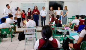 Graciela Domínguez se compromete con la rehabilitación de la secundaria general Severiano Medina Moreno, en Culiacán