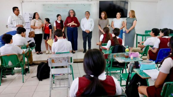 Graciela Domínguez se compromete con la rehabilitación de la secundaria general Severiano Medina Moreno, en Culiacán