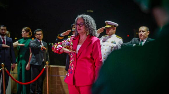 Graciela Domínguez hace historia como la primera mujer en encabezar el Grito de Independencia en Sinaloa
