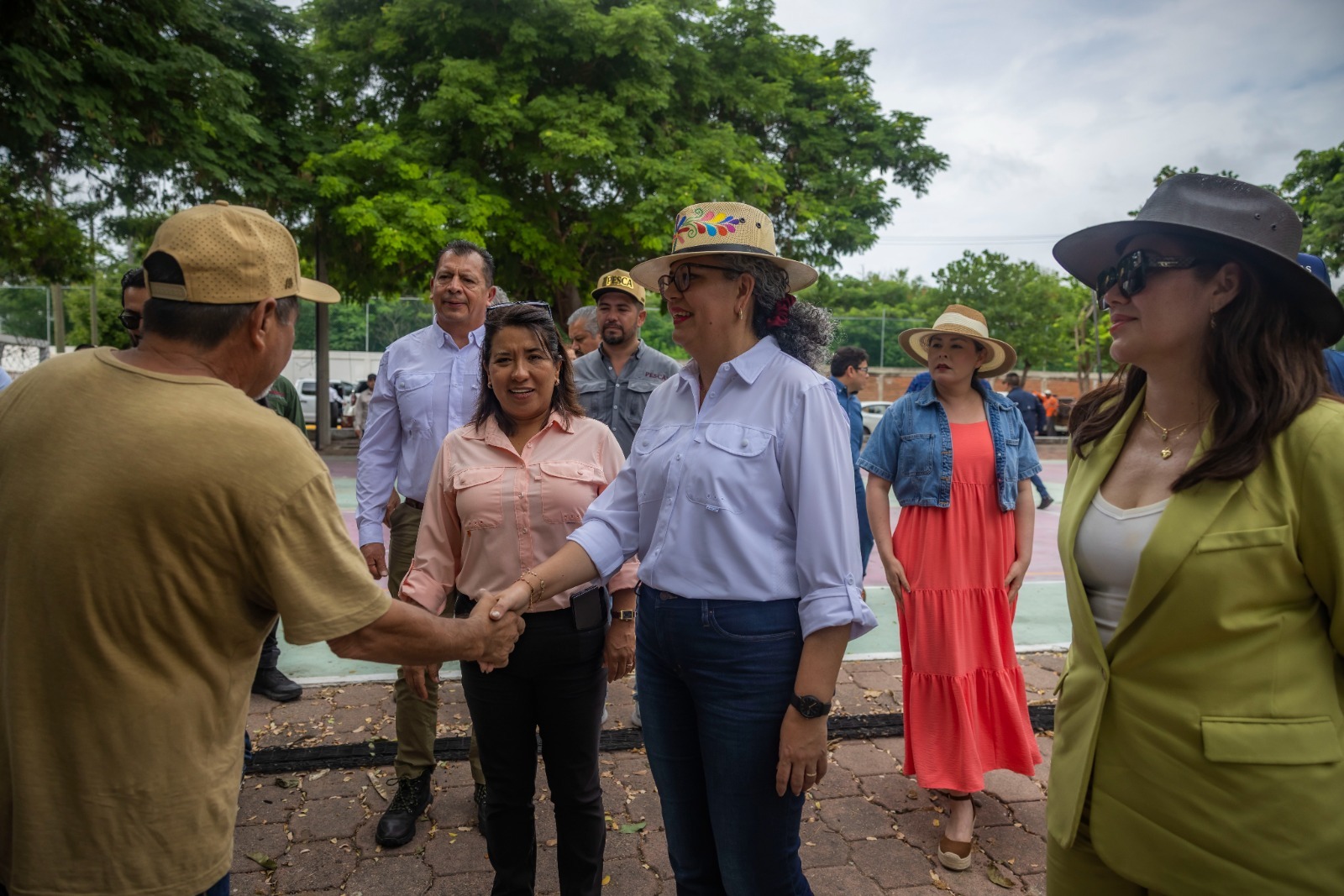 Graciela Domínguez y Columba López escuchan necesidades de pescadores ribereños de Playa Sur, en Mazatlán