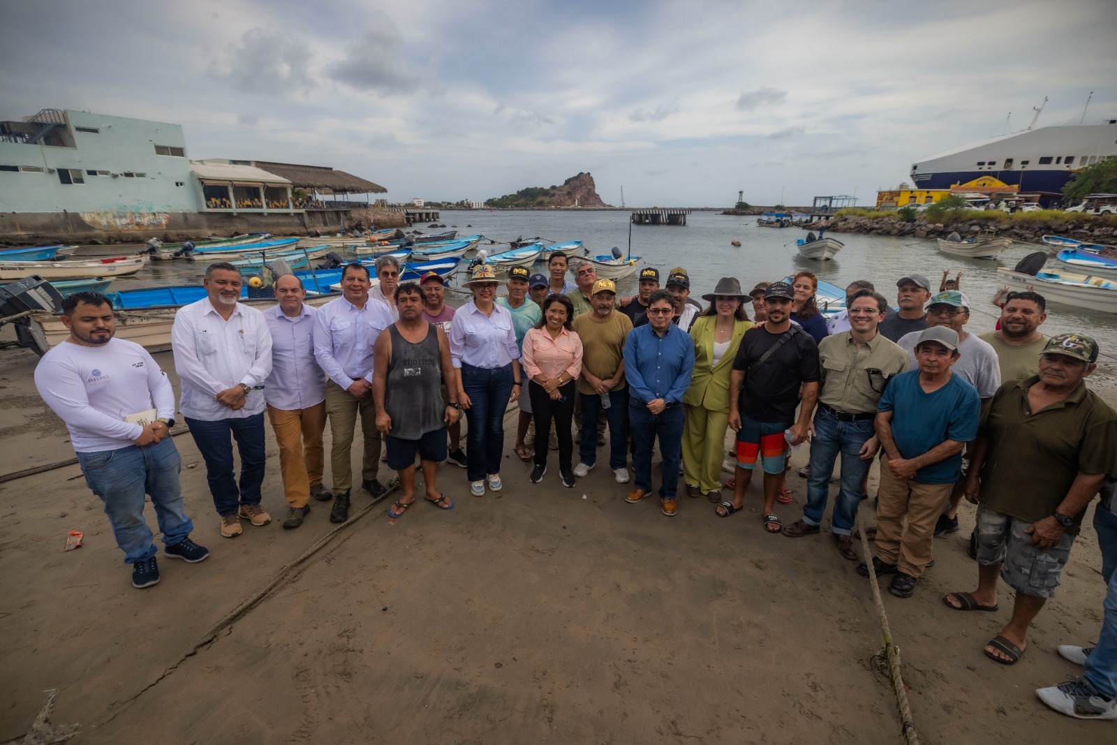 Graciela Domínguez y Columba López escuchan necesidades de pescadores ribereños de Playa Sur, en Mazatlán