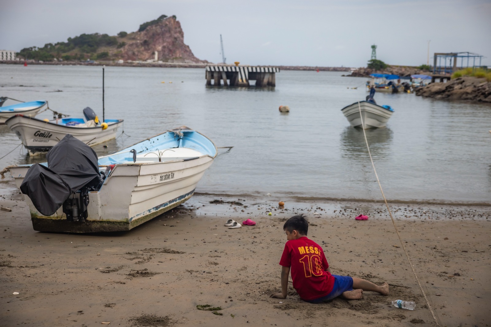 Graciela Domínguez y Columba López escuchan necesidades de pescadores ribereños de Playa Sur, en Mazatlán
