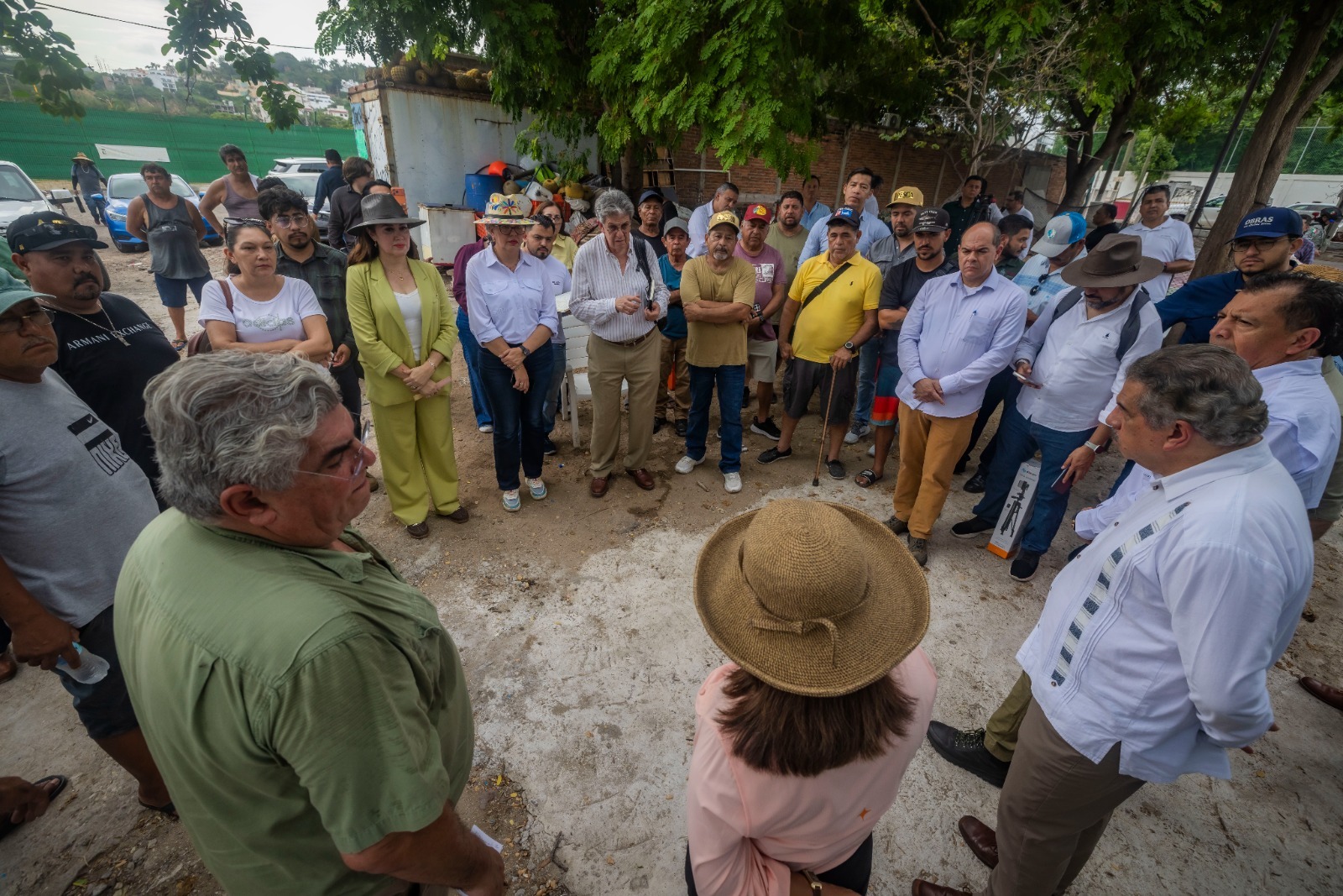 Graciela Domínguez y Columba López escuchan necesidades de pescadores ribereños de Playa Sur, en Mazatlán