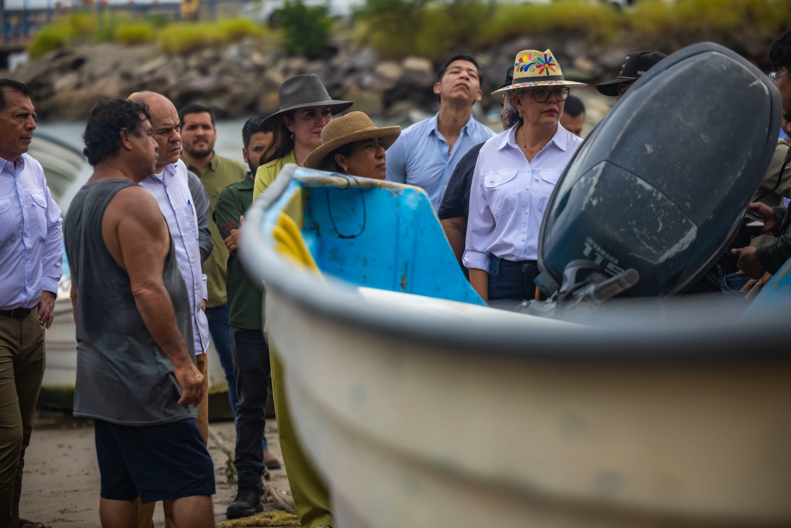 Graciela Domínguez y Columba López escuchan necesidades de pescadores ribereños de Playa Sur, en Mazatlán