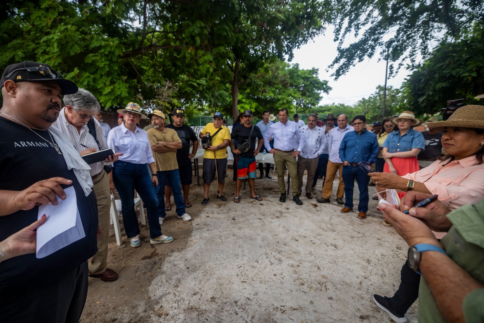 Graciela Domínguez y Columba López escuchan necesidades de pescadores ribereños de Playa Sur, en Mazatlán
