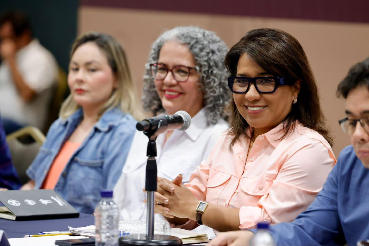Graciela Domínguez y Columba López se reúne con productores de mango del sur de Sinaloa