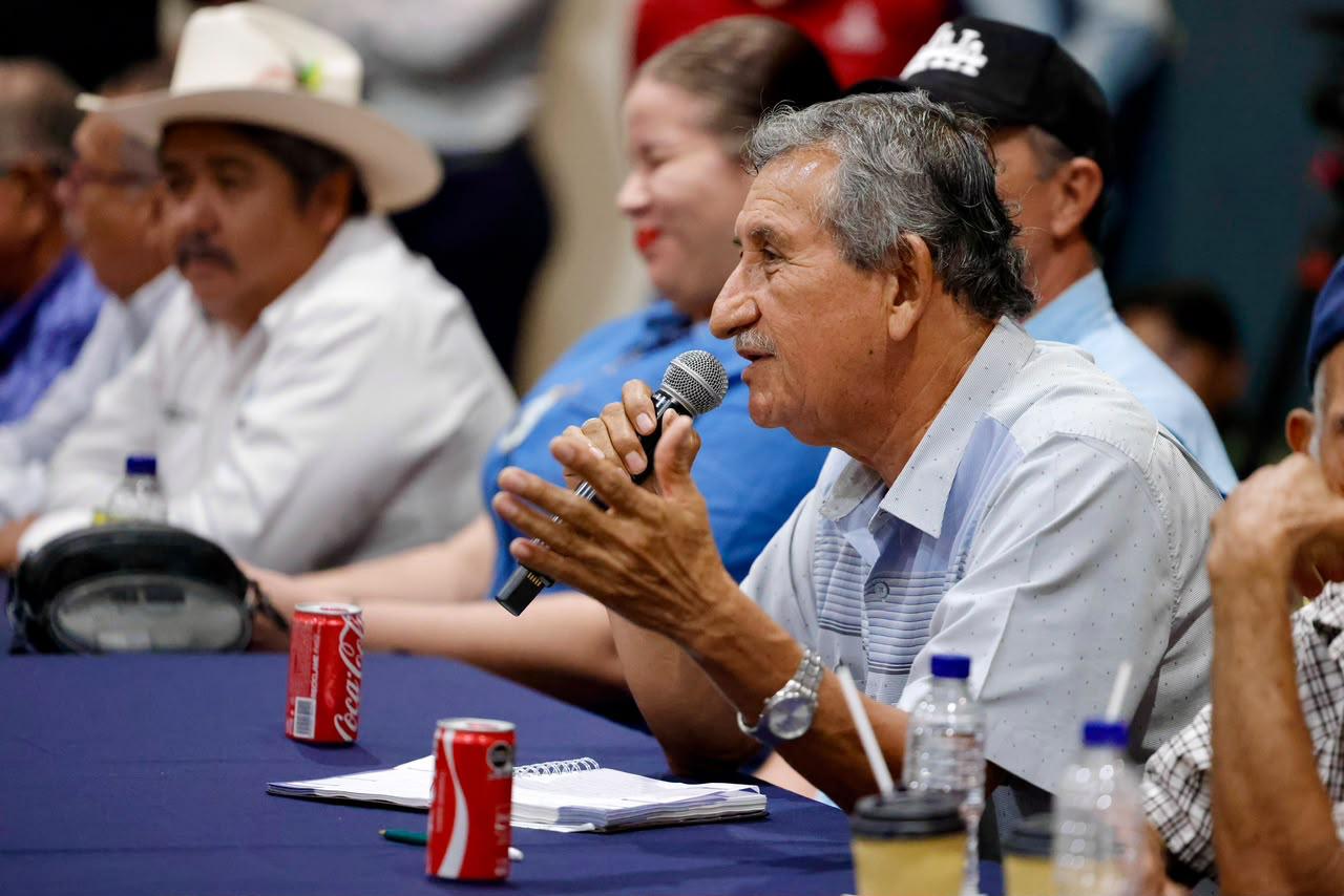 Graciela Domínguez y Columba López se reúne con productores de mango del sur de Sinaloa