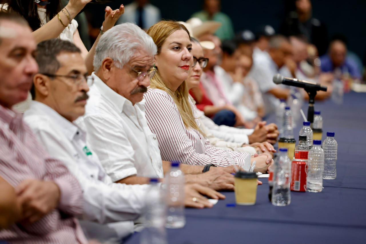 Graciela Domínguez y Columba López se reúne con productores de mango del sur de Sinaloa