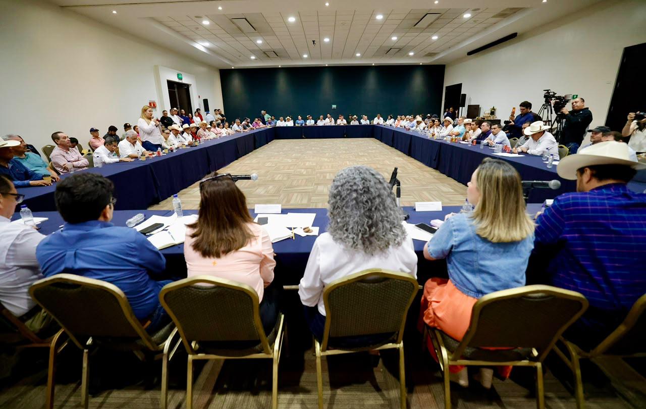 Graciela Domínguez y Columba López se reúne con productores de mango del sur de Sinaloa