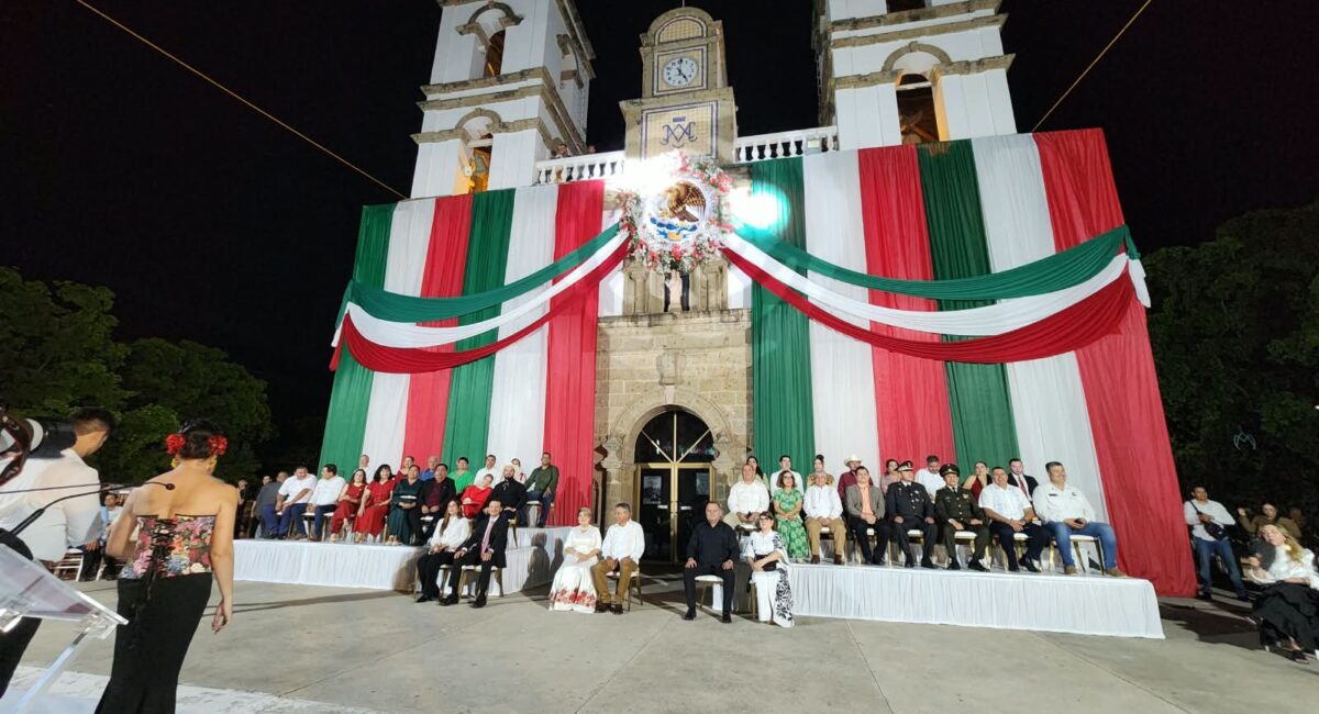 Entre miles de “cuetes”, y hasta una adulta mayor desmayada, guasavenses dan el Grito de Independencia