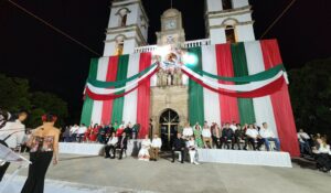 Entre miles de “cuetes”, y hasta una adulta mayor desmayada, guasavenses dan el Grito de Independencia