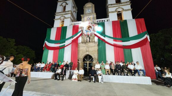 Entre miles de “cuetes”, y hasta una adulta mayor desmayada, guasavenses dan el Grito de Independencia