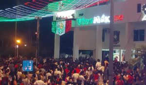 Al unísono, los alvaradenses hicieron vibrar la noche con un tradicional y emocionante ¡Viva México!