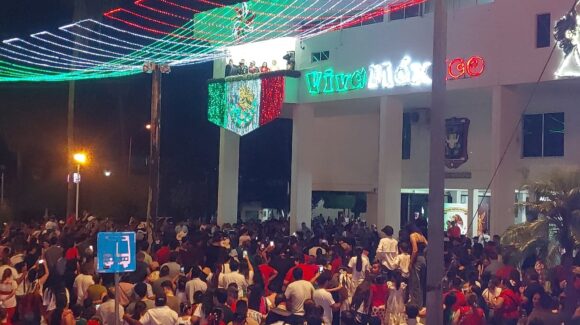 Al unísono, los alvaradenses hicieron vibrar la noche con un tradicional y emocionante ¡Viva México!
