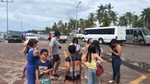 habilitan refugio temporal en altata tras salida de agua salada del mar familias