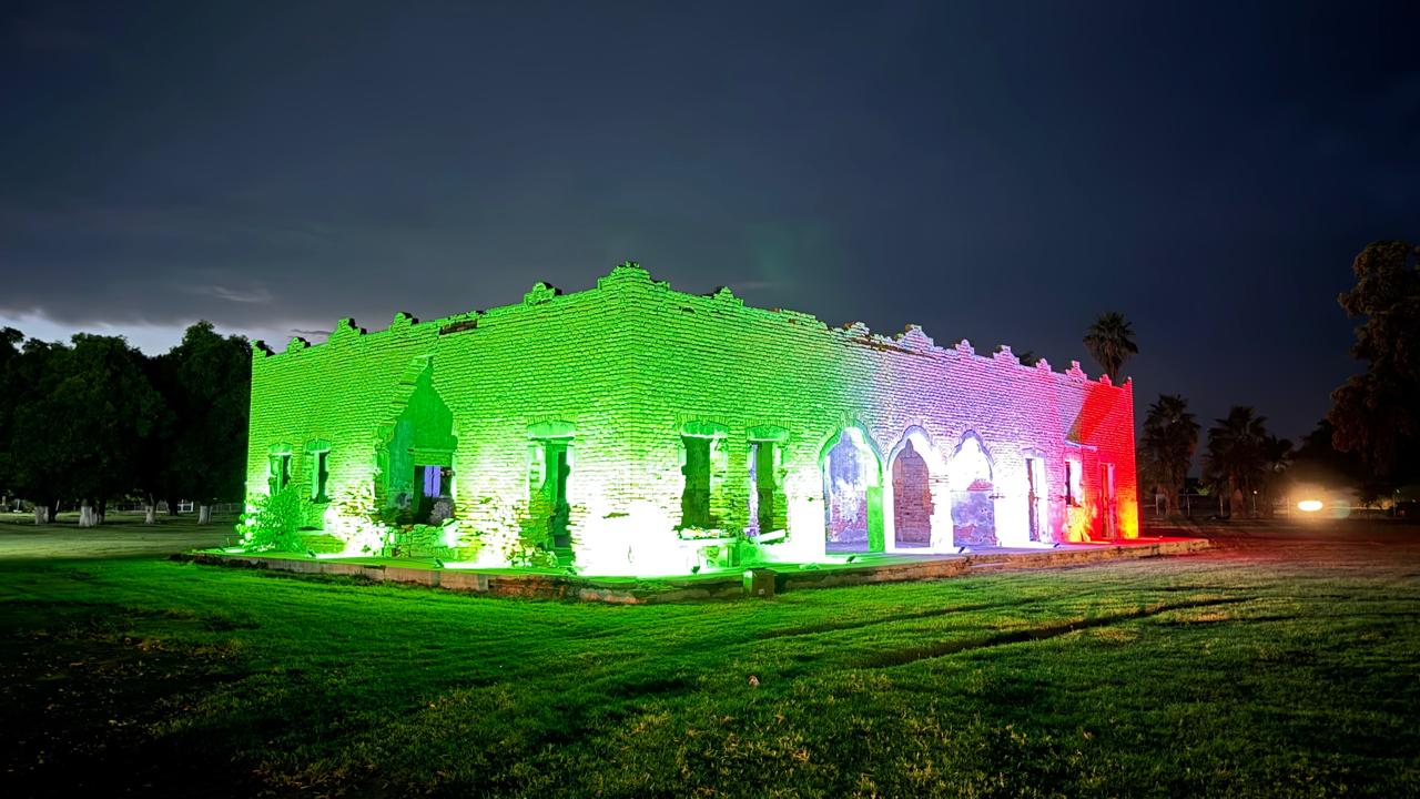 Hacienda de la AARSP en Guasave iluminada con los colores patrios