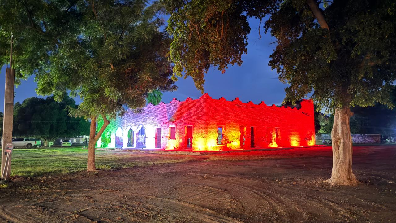 Hacienda de la AARSP en Guasave iluminada con los colores patrios