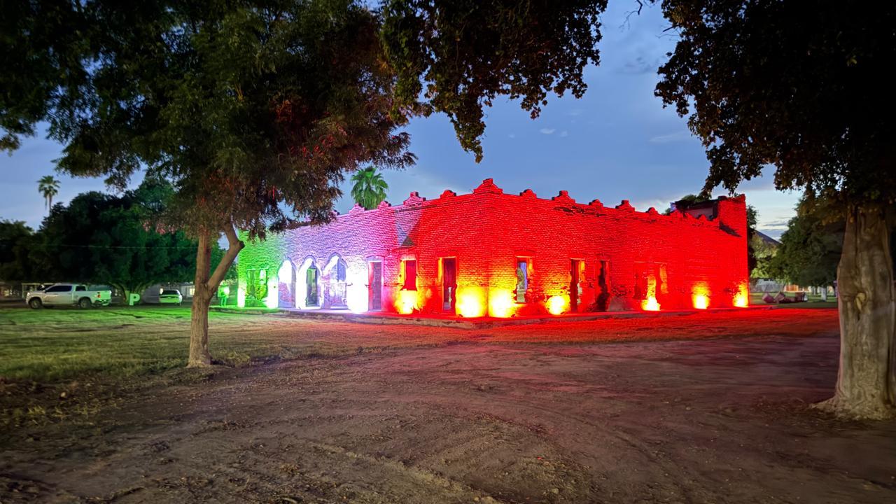 Hacienda de la AARSP en Guasave iluminada con los colores patrios