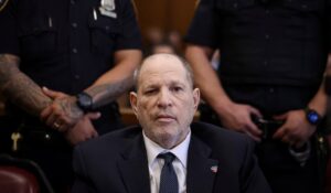 Después de varios juicios, dictan sentencia a Harvey Weinstein por delito sexual contra asistente de ‘Project Runway’