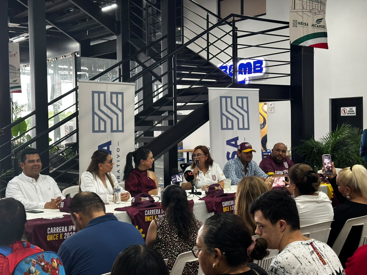 Hersa Corporativo entrega kits a niños y niñas con discapacidad que participarán en Carrera IPN en Mazatlán