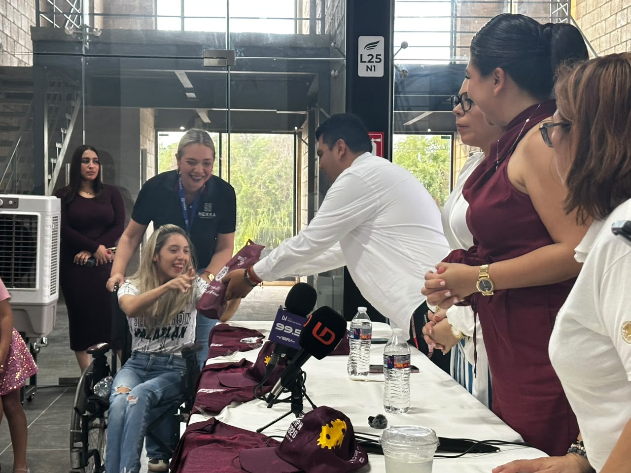 Hersa Corporativo entrega kits a niños y niñas con discapacidad que participarán en Carrera IPN en Mazatlán