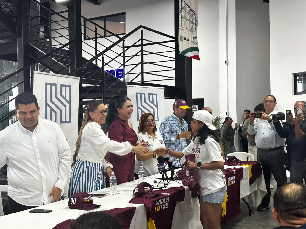 Hersa Corporativo entrega kits a niños y niñas con discapacidad que participarán en Carrera IPN en Mazatlán