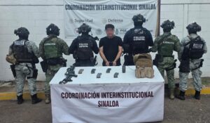 Detienen a hombre con un AR-15 y otros objetos del delito tras agresión a autoridades al sur de Culiacán, Sinaloa