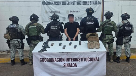 Detienen a hombre con un AR-15 y otros objetos del delito tras agresión a autoridades al sur de Culiacán, Sinaloa