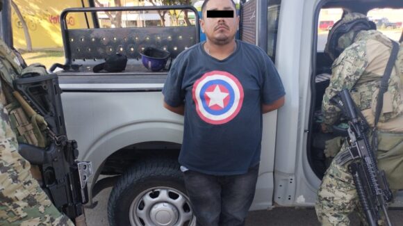 Marina detiene a motociclista con presunta droga y asegura vehículo robado en El Roble, Mazatlán, Sinaloa