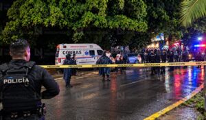 Hombre resulta herido por arma de fuego tras ser atacado en su vehículo en Mazatlán, Sinaloa