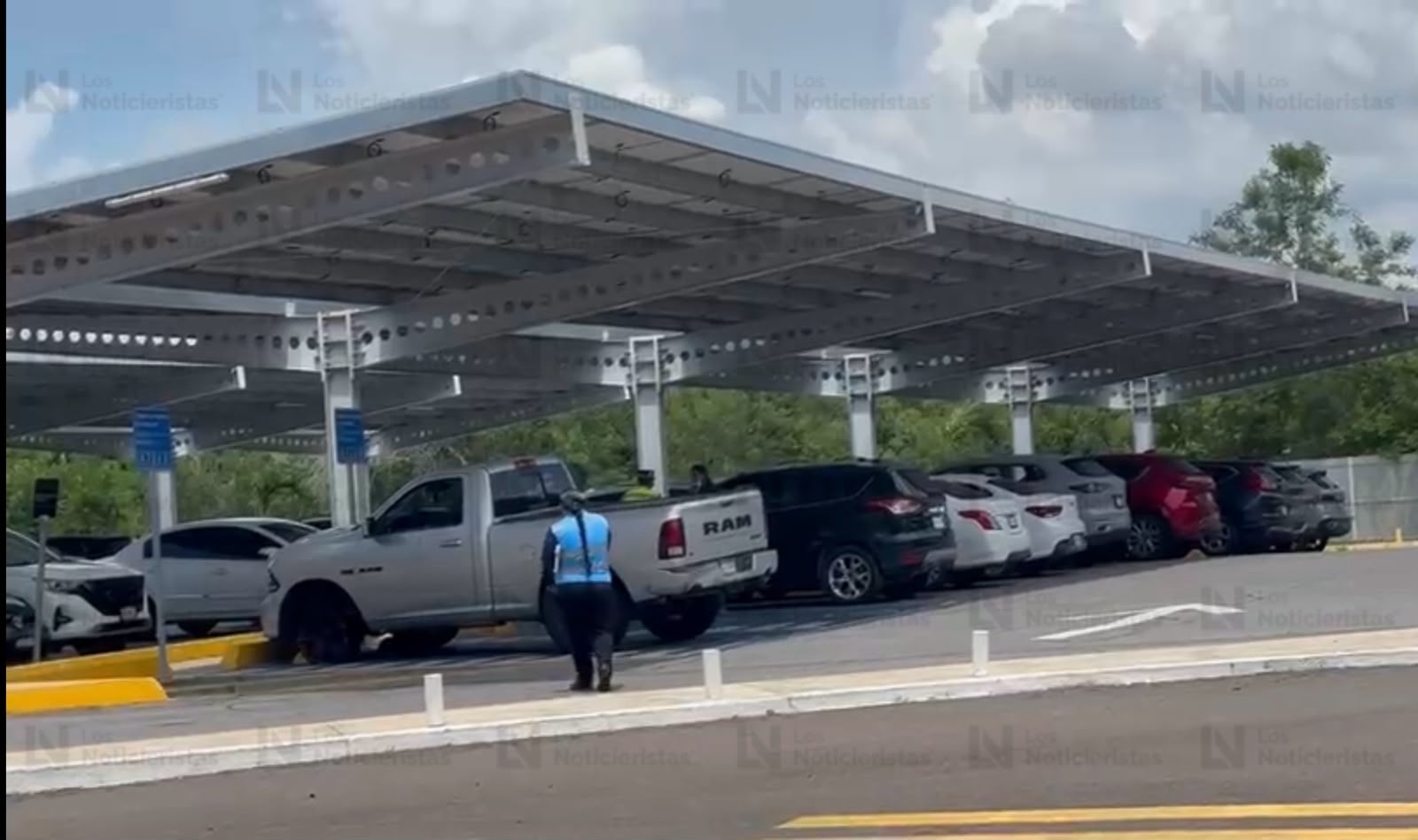 Hombre herido de bala llega al Aeropuerto de Mazatlán