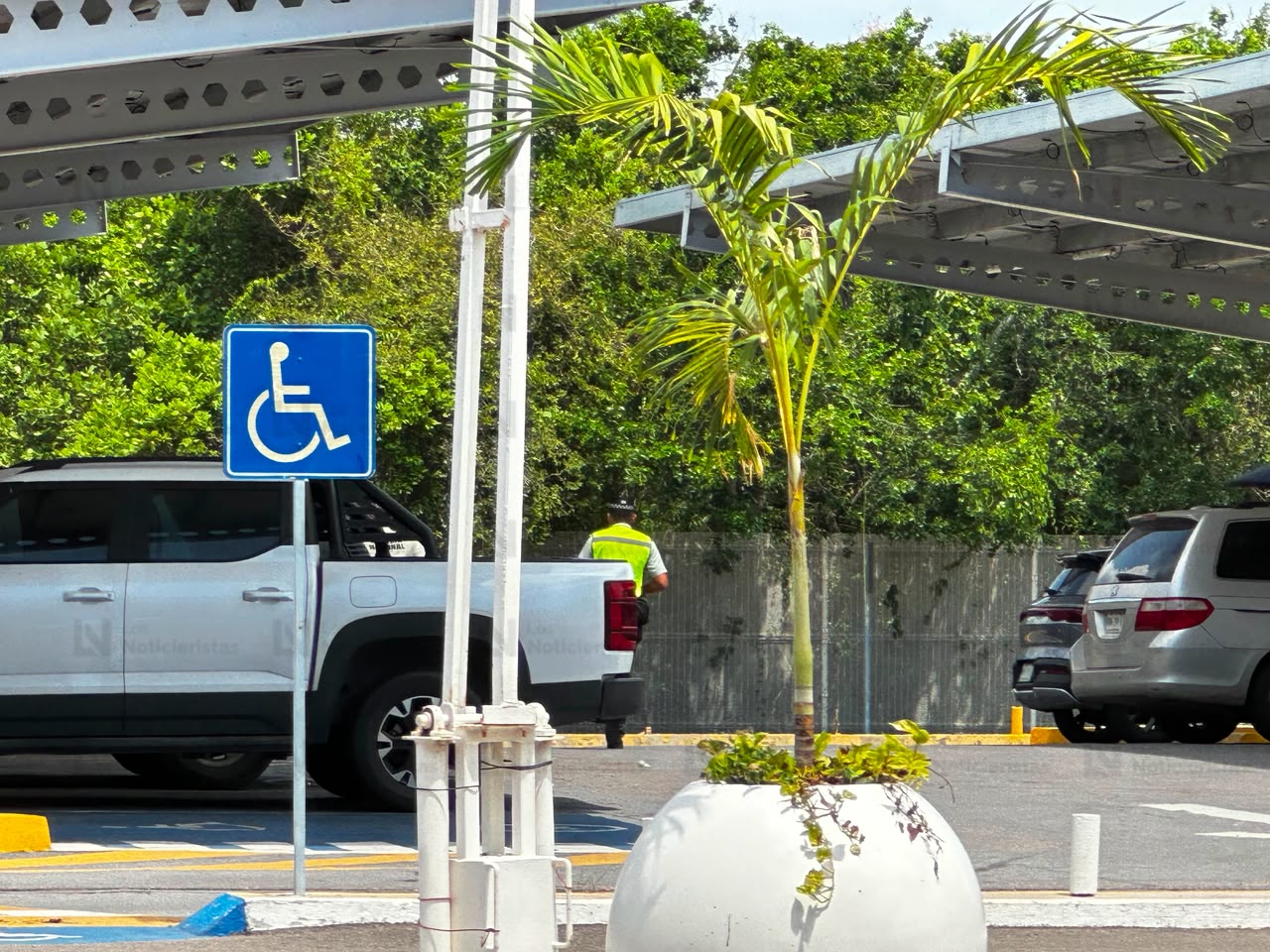 Hombre herido de bala llega al Aeropuerto de Mazatlán