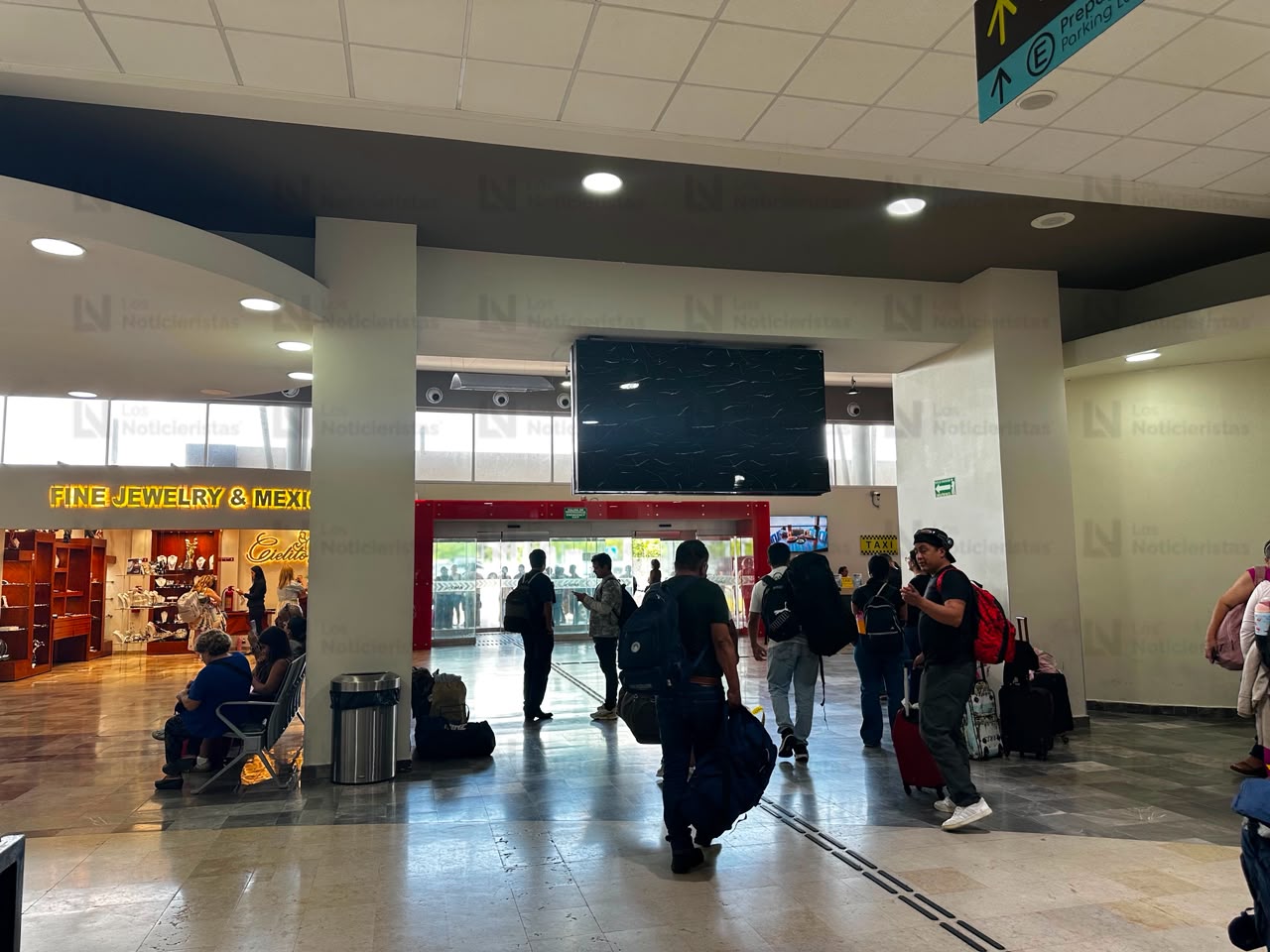 Hombre herido de bala llega al Aeropuerto de Mazatlán