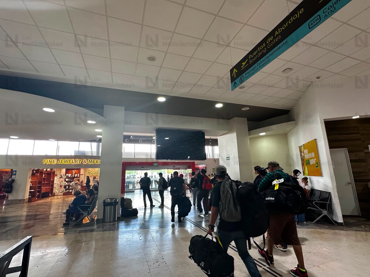 Hombre herido de bala llega al Aeropuerto de Mazatlán