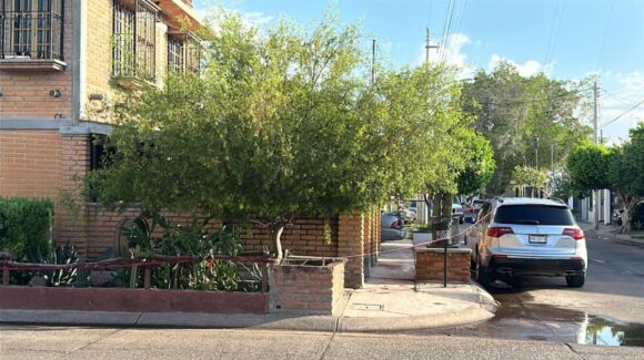 Hombre se acuchilla afuera de un domicilio del fraccionamiento San Fernando, en Los Mochis, Sinaloa
