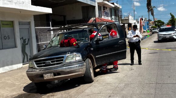 Hombre queda sin vida en el interior de una camioneta en el sector La Cuchilla de Los Mochis, Sinaloa