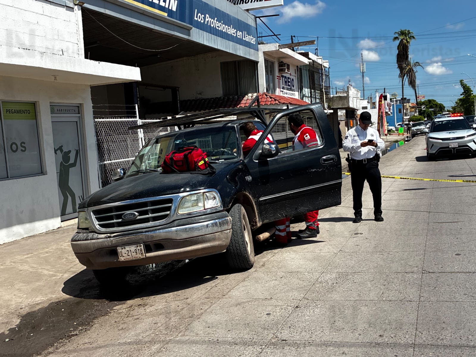 Hombre queda sin vida dentro de una camioneta en Los Mochis