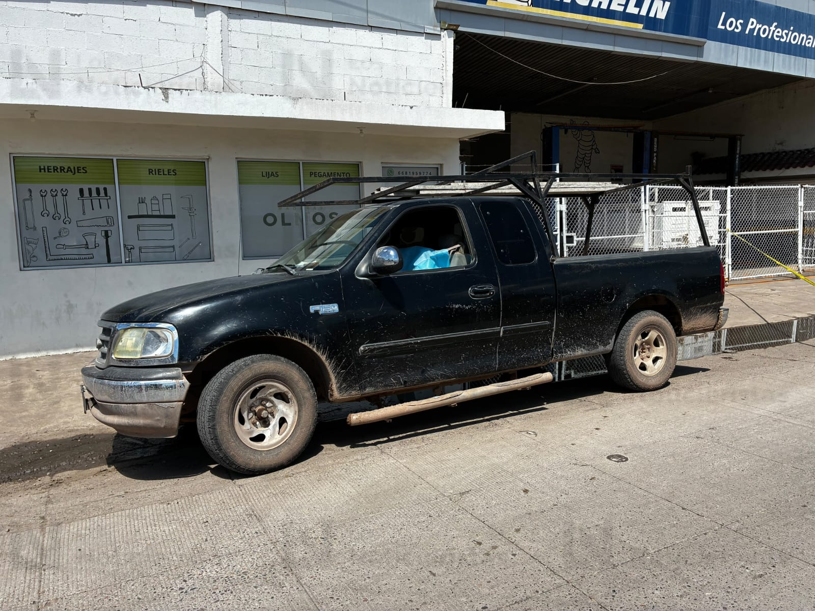 Hombre queda sin vida dentro de una camioneta en Los Mochis
