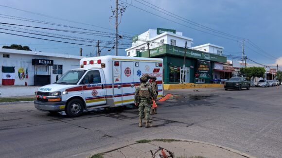 Hombre recibe descarga eléctrica y cae de segundo piso mientras trabajaba en Mazatlán, Sinaloa