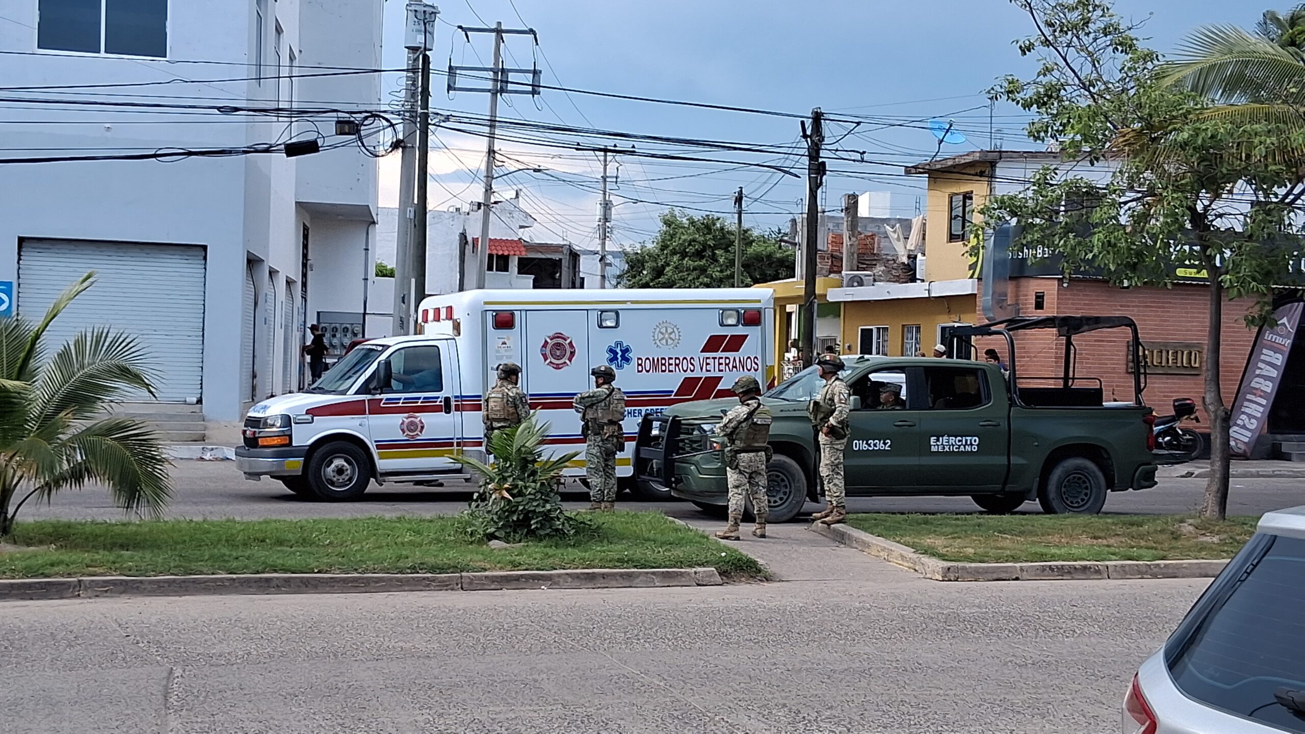 Hombre recibe descarga eléctrica en Mazatlán