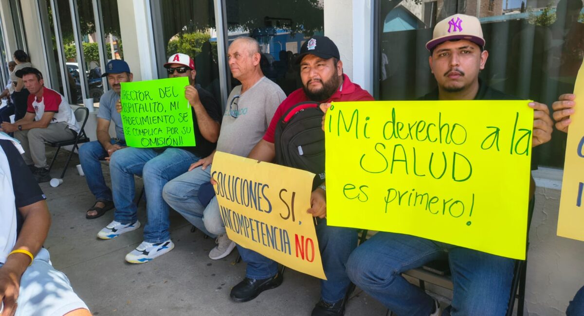 Derechohabientes protestan por falta de medicamentos y atención en Hospital Municipal de Mazatlán