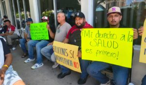 Derechohabientes protestan por falta de medicamentos y atención en Hospital Municipal de Mazatlán