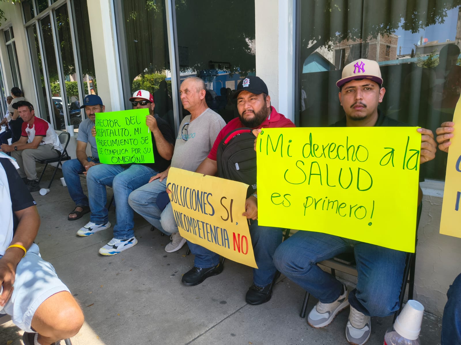 Manifestación en el Hospital Margarita Maza de Juárez en Mazatlán