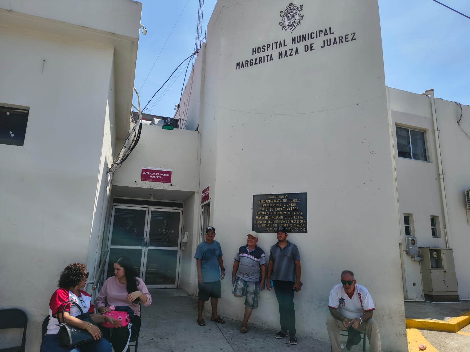Manifestación en el Hospital Margarita Maza de Juárez en Mazatlán