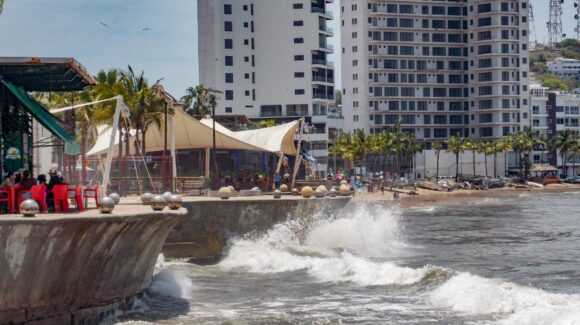 Huracán ‘Karina’ eleva el oleaje en Mazatlán, Sinaloa; salvavidas refuerzan vigilancia en las playas